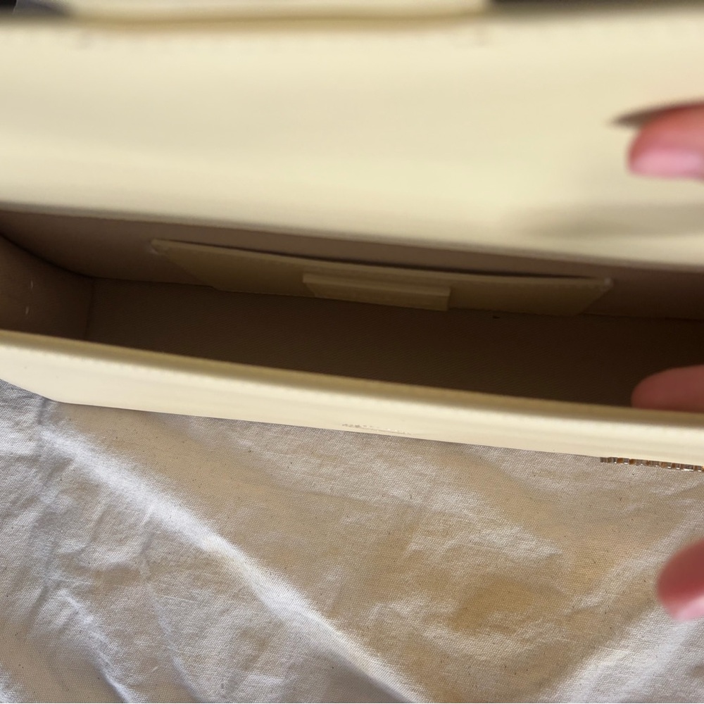 Jacquemus Cream Leather Crossbody Bag with Gold Logo - Picture 3 of 5